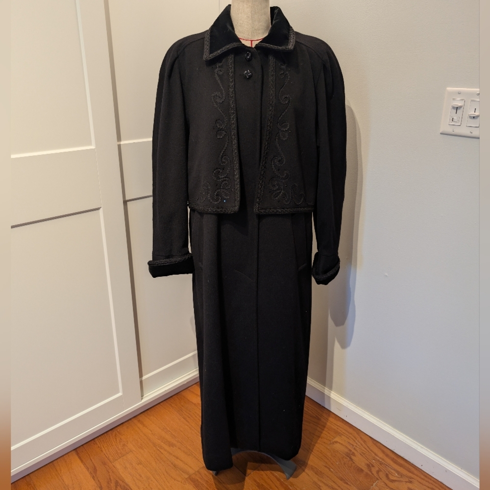 Vintage Lorovi Black Wool Coat Cape Velvet Collar Trim Size 12 Coat, Gothic